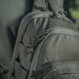 Lähikuva M‑Tac Cross Bag Elite Hexistä, Cordura 500 -materiaali ja YKK-vetoketjut, sopii päivittäiseen käyttöön ja taktisiin tarkoituksiin.