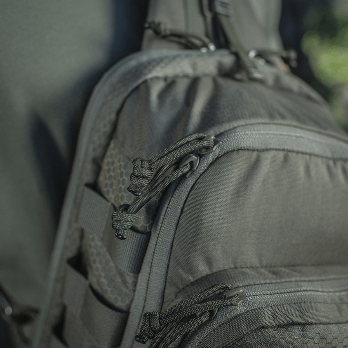Lähikuva M‑Tac Cross Bag Elite Hexistä, Cordura 500 -materiaali ja YKK-vetoketjut, sopii päivittäiseen käyttöön ja taktisiin tarkoituksiin.