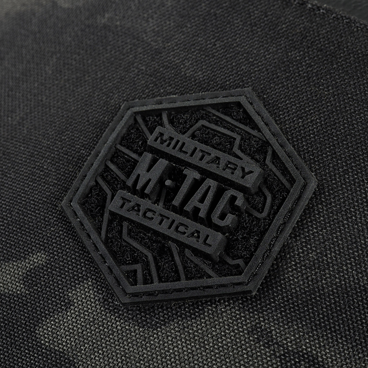 M-Tac Cross Bag Elite Hex -logo Cordura 500 -materiaalissa, sopii päivittäiseen käyttöön ja taktisiin varusteisiin, musta hexagon-embleemi.