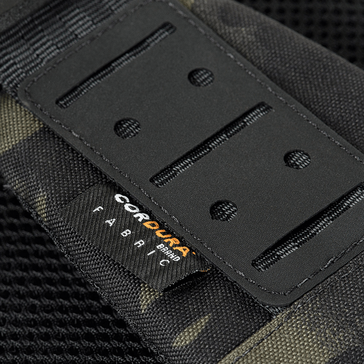 M‑Tac Cross Bag Elite Hex kestävästä Cordura 500 -materiaalista, korostaa yksityiskohtia ja lujuutta.