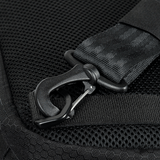 Lähikuva M‑Tac Cross Bag Elite Hexistä, jossa näkyy vahva koukku ja hihnan yksityiskohta Cordura 500 -laukussa taktiseen käyttöön.