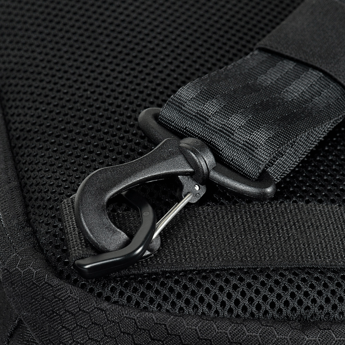 Lähikuva M‑Tac Cross Bag Elite Hexistä, jossa näkyy vahva koukku ja hihnan yksityiskohta Cordura 500 -laukussa taktiseen käyttöön.