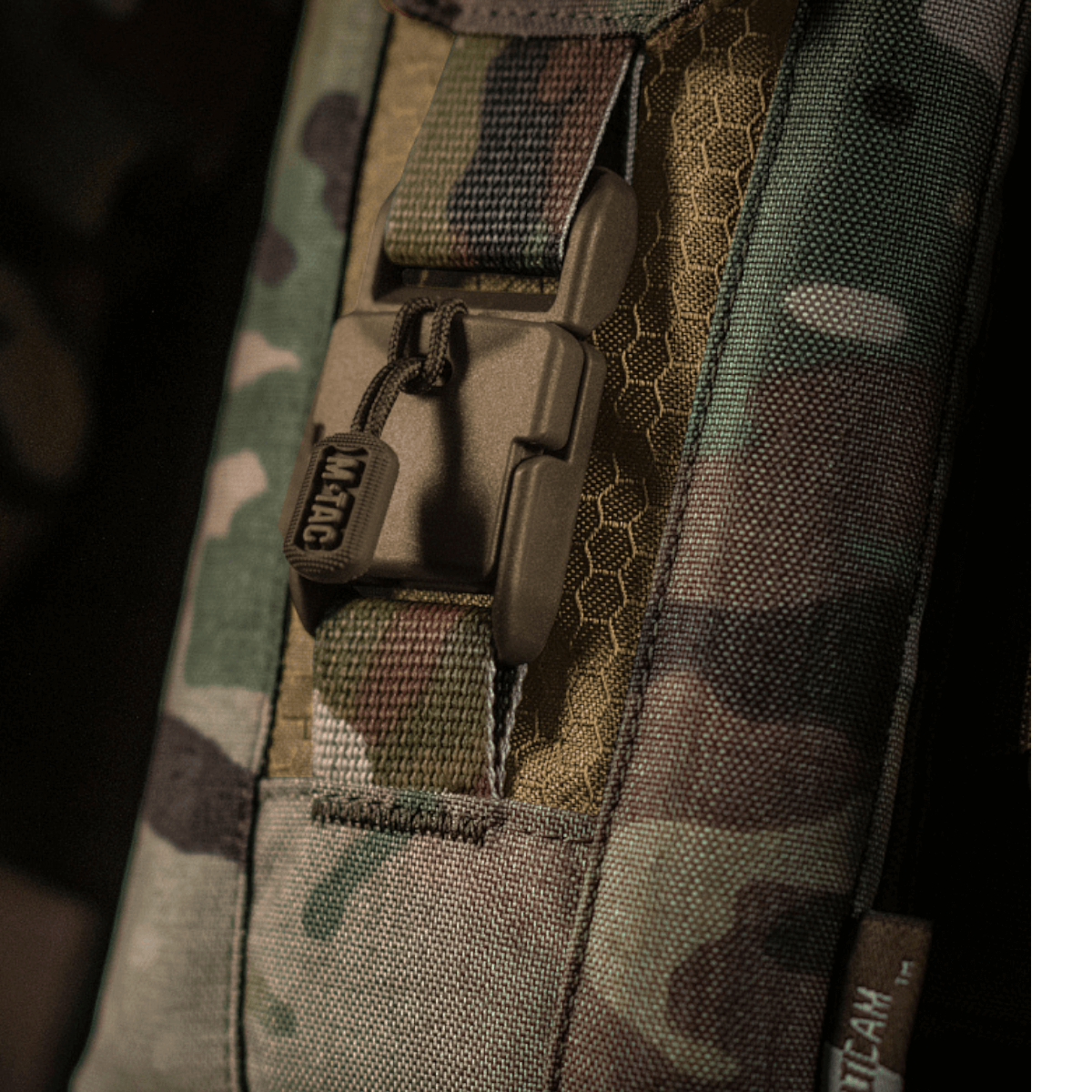 M-Tac Smartphone Lomme Elite Large Hex maastokuvioisena WJ-magneettisoljella, valmistettu kulutusta kestävästä CORDURA HEX -materiaalista.