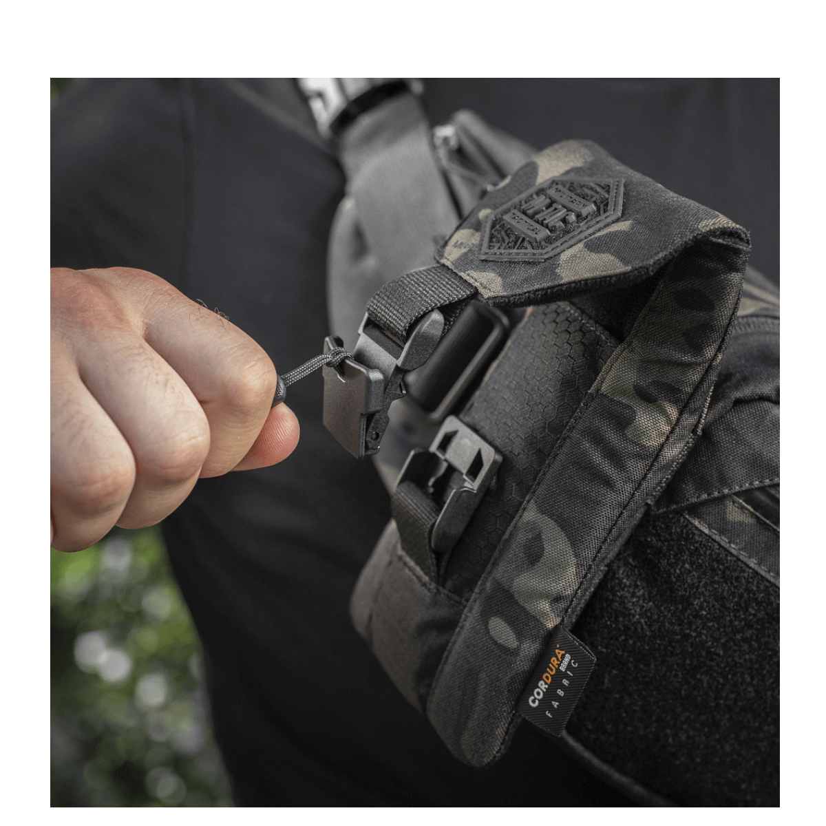 M-Tac Smartphone Lomme Elite Large Hex magneettisoljella ja kestävästä CORDURA HEX -materiaalista älypuhelinten säilytykseen.