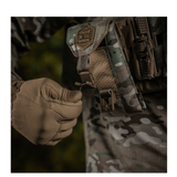 M-Tac Smartphone Lomme Elite Large Hex kiinnitetty taktiseen liiviin CORDURA HEX -materiaalilla ja WJ-magneettisoljella turvallista säilytystä varten.