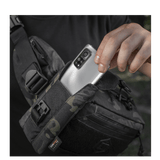 M-Tac Smartphone Lomme Elite Large Hex käytössä puhelimen turvalliseen säilytykseen kulutusta kestävästä CORDURA-materiaalista.