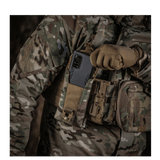 M-Tac Smartphone Lomme Elite Large Hex älypuhelimen kanssa jopa 6,5 tuumaa maastovaatetuksessa sotilasympäristössä.