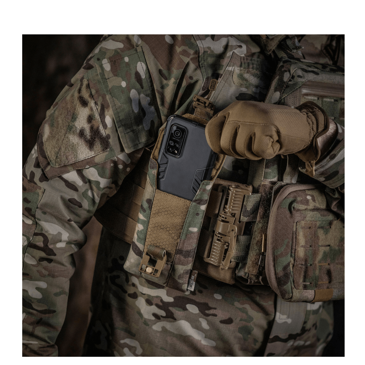 M-Tac Smartphone Lomme Elite Large Hex älypuhelimen kanssa jopa 6,5 tuumaa maastovaatetuksessa sotilasympäristössä.
