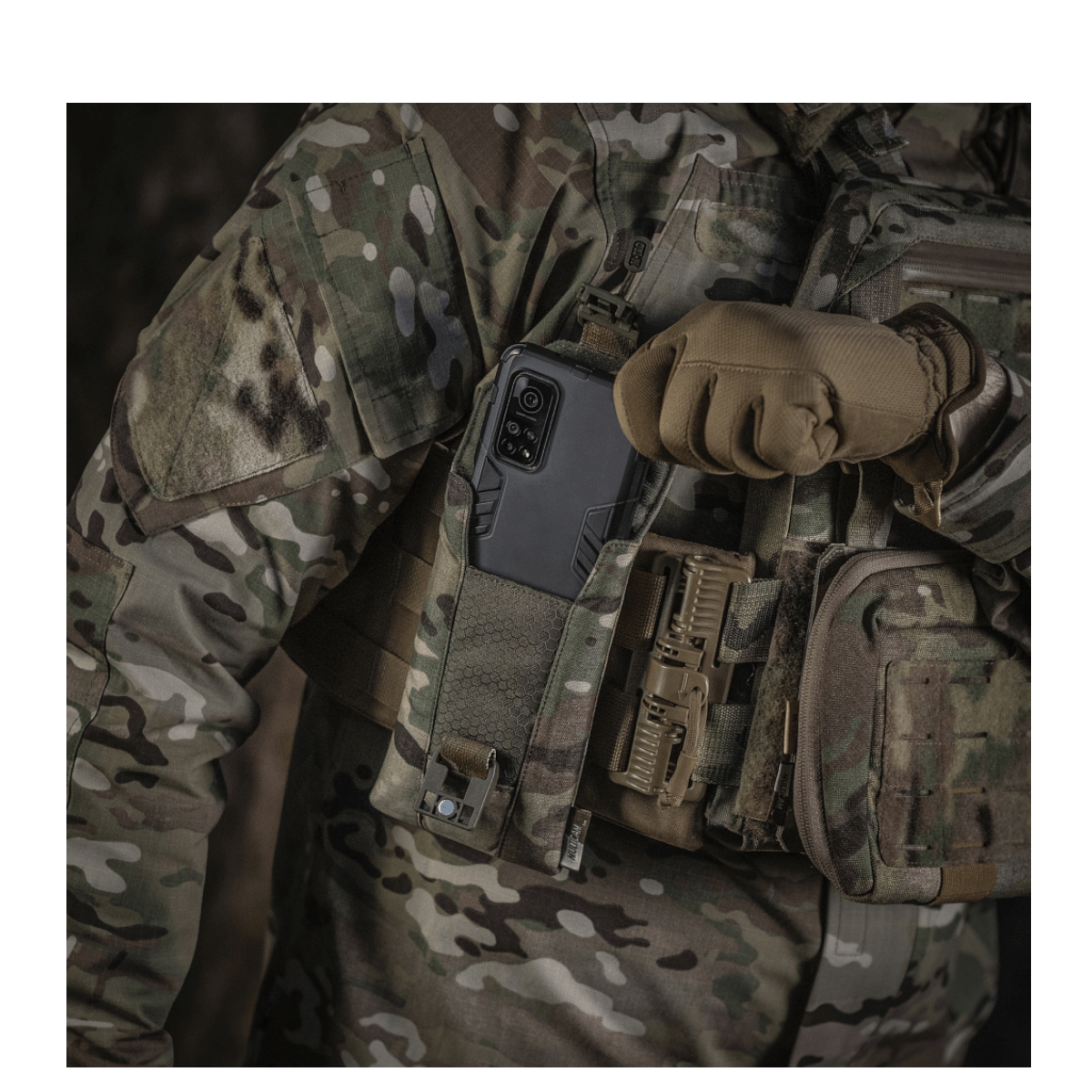 M-Tac Smartphone Lomme Elite Large Hex käytössä sotilasasun päällä, säilyttää älypuhelimen turvallisesti WJ-magneettisoljella.