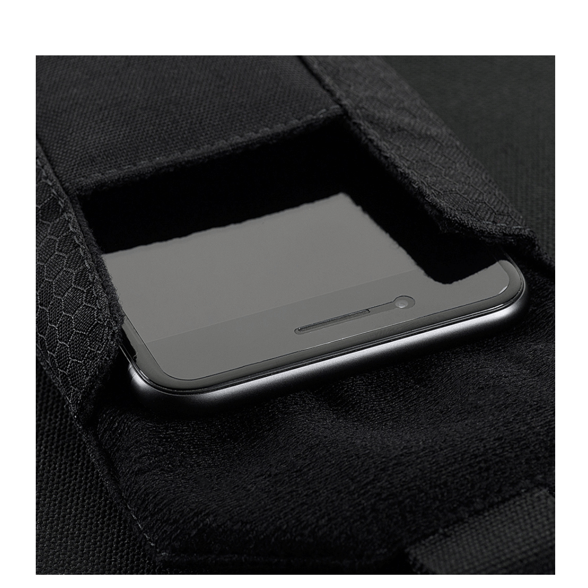 Älypuhelin M-Tac Smartphone Lomme Elite Large Hex -mustalaukun sisällä, valmistettu kestävästä CORDURA HEX -materiaalista, sopii 6,5 tuuman laitteelle.