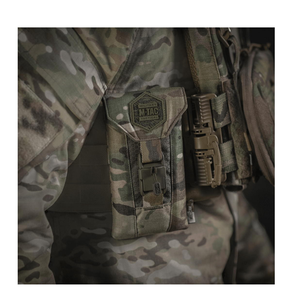 M-Tac Smartphone Lomme Elite Large Hex CORDURA HEX -materiaalista magneettisoljella, kiinnitetty univormuun, sopii 6,5 tuuman puhelimelle.