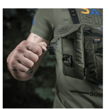 M-Tac Smartphone Lomme Elite Large Hex käytössä, näyttää magneettisoljen ja vahvan CORDURA-materiaalin.