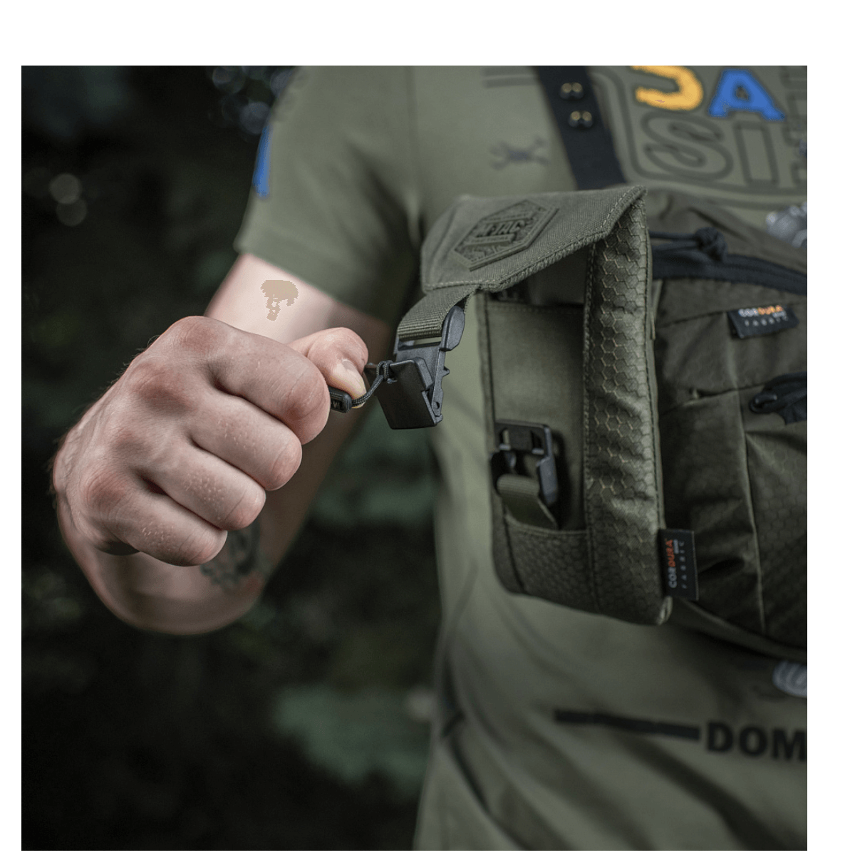 M-Tac Smartphone Lomme Elite Large Hex käytössä, näyttää magneettisoljen ja vahvan CORDURA-materiaalin.