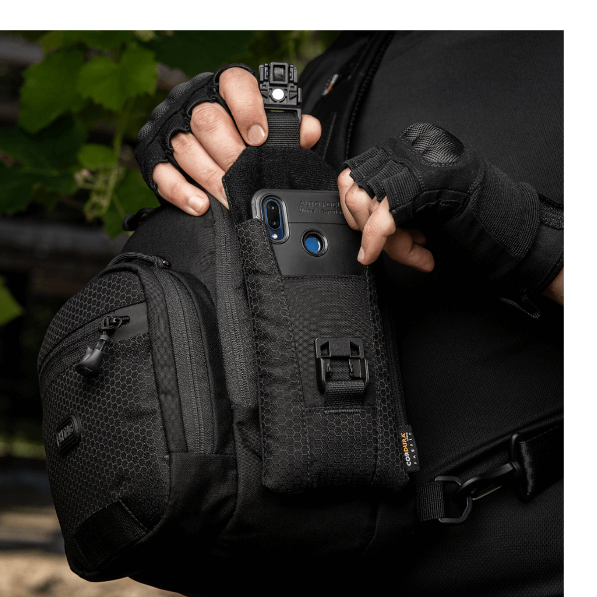 M-Tac Smartphone Lomme Elite Large Hex kestävästä CORDURA HEX -materiaalista WJ-magneettisoljella.