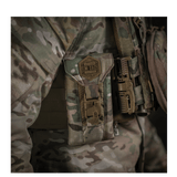 M-Tac Smartphone Lomme Elite Large Hex CORDURA HEX -materiaalista, näytetty kiinnitettynä taktisiin varusteisiin maastotaustalla.