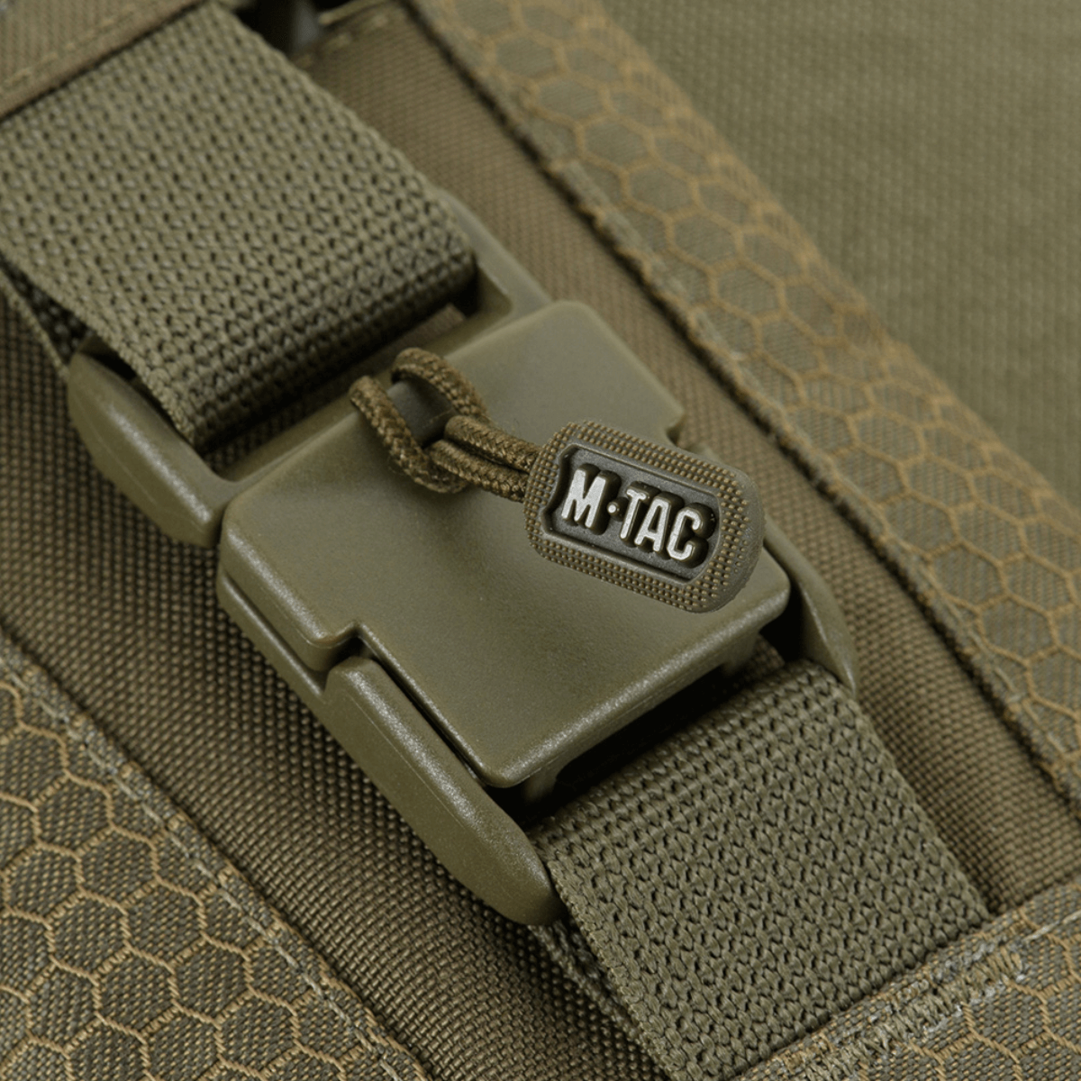Lähikuva M‑Tac Smartphone Pouch Elite Large Hexistä, jämäkkä magneettisolki ja kestävä Cordura HEX 1000D -materiaali.