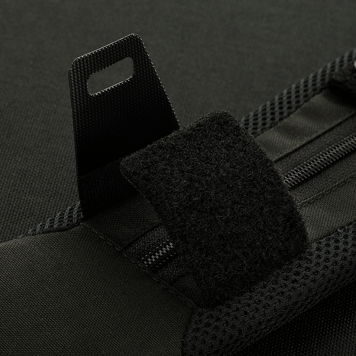 M‑Tac olkahihnan pehmike 50 mm Elite, robusti Cordura ja 3D-mesh, suunniteltu mukavuuteen ja painonjakoon olkapäällä.