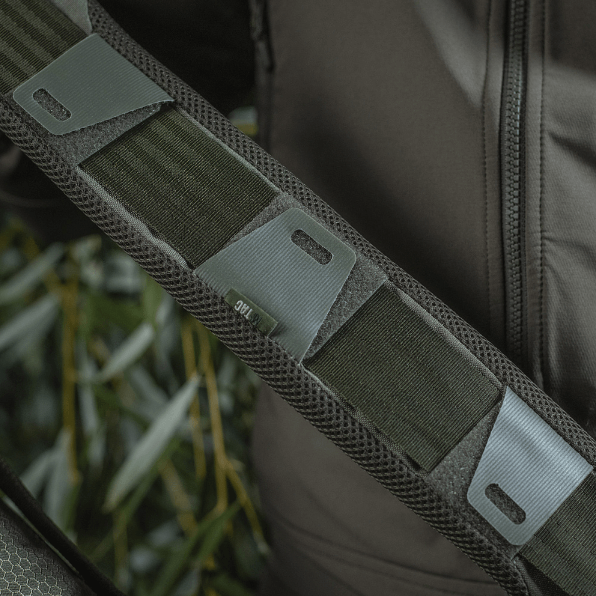 M-Tac olkahihnan pehmike 50 mm Elite näyttää robustin Cordura-materiaalin ja 3D-mesh-sisuksen mukavuuteen ja paineenlievitykseen.