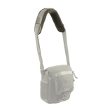 M‑Tac olkahihnan pehmike 50 mm Elite kiinnitettynä laukkuun optimaaliseen painonjakautumaan ja mukavuuteen, harmaa Cordura-materiaali.