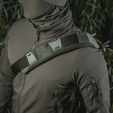 M‑Tac olkahihnan pehmike 50 mm Elite kiinnitettynä olkapäälle, 3D-mesh mukavuuteen ja Cordura kestävyyteen, käytössä taktisen takin kanssa.