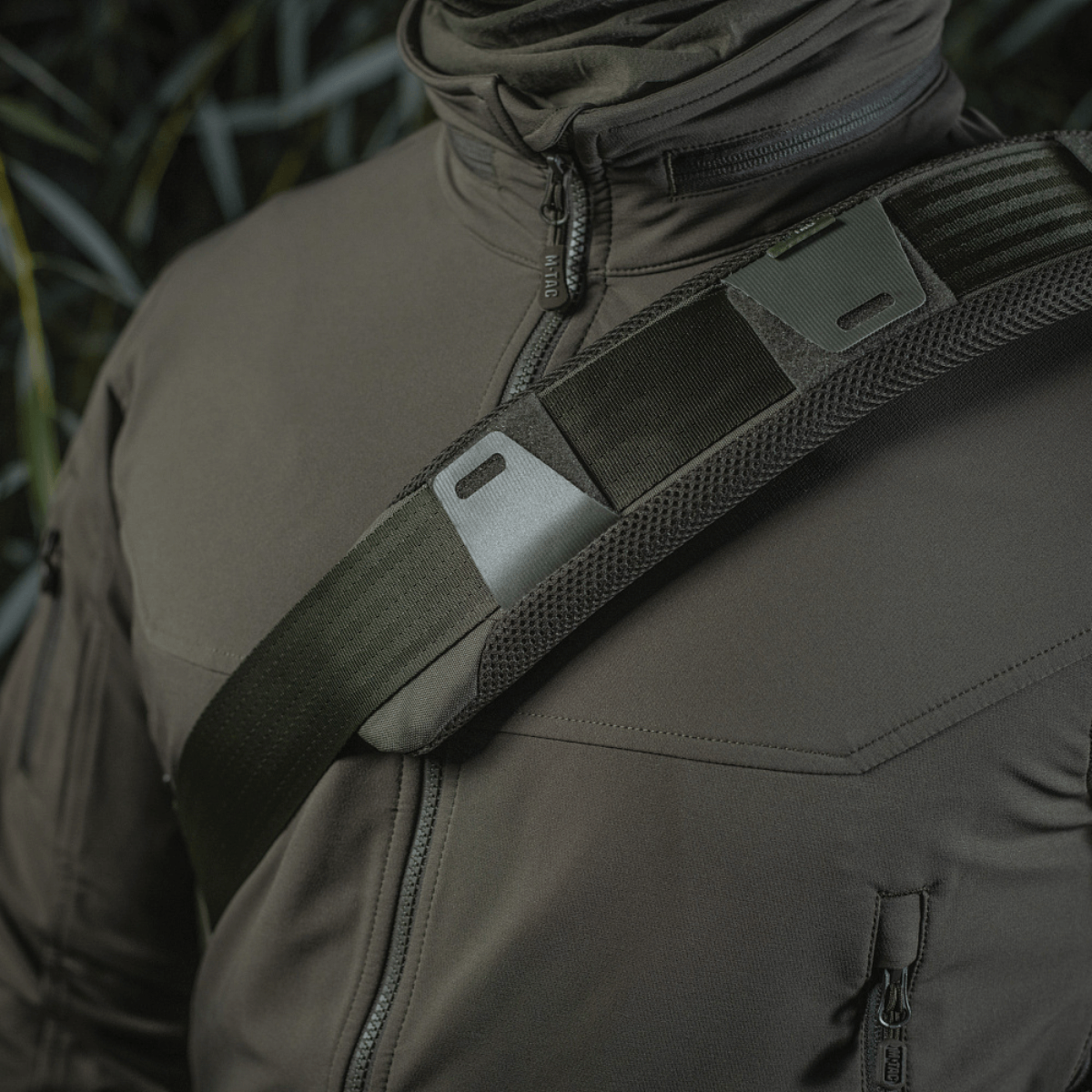 M‑Tac olkahihnan pehmike 50 mm Elite henkilön takin olkapäällä optimaaliseen mukavuuteen ja paineenlievitykseen, hengittävä 3D-mesh ja robusti Cordura-materiaali.