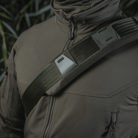 M‑Tac olkahihnan pehmike 50 mm Elite henkilön takin olkapäällä optimaaliseen mukavuuteen ja paineenlievitykseen, hengittävä 3D-mesh ja robusti Cordura-materiaali.