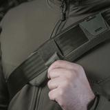 M‑Tac olkahihnan pehmike 50 mm Elite käytettynä takissa mukavuutta ja tukea varten.