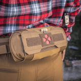 M‑Tac Horizontal Medical Pouch Elite kiinnitettynä vyöhön, näyttää Cordura 500D:n, vesitiiviin vetoketjun ja järjestelijän.