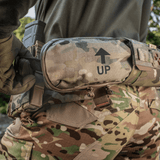M‑Tac Horizontal Medical Pouch Elite sotilaan vyöllä, valmis kenttäensiapuun, valmistettu Cordura 500D:stä vesitiiviillä vetoketjulla.