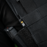 Lähikuva M‑Tac Front Panel Cuirass QRS:stä MOLLE-järjestelmällä ja Woojin-koukuilla, suunniteltu sotilaskäyttöön.