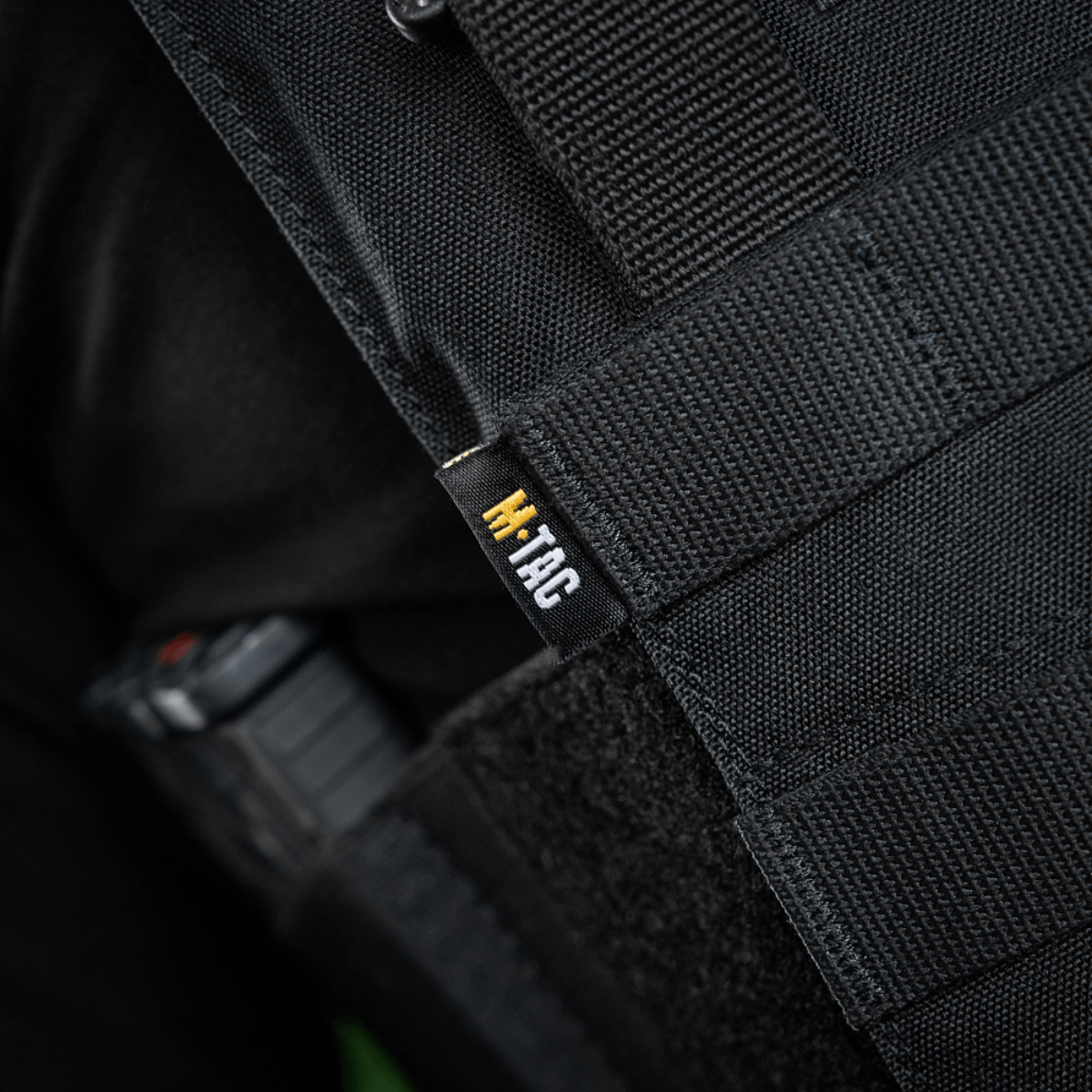 Lähikuva M‑Tac Front Panel Cuirass QRS:stä MOLLE-järjestelmällä ja Woojin-koukuilla, suunniteltu sotilaskäyttöön.