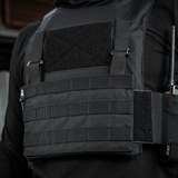M‑Tac Front Panel Cuirass QRS kiinnitettynä sotilasasuun, kevyt ja kestävä muotoilu MOLLE-järjestelmällä ja Woojin‑osilla.