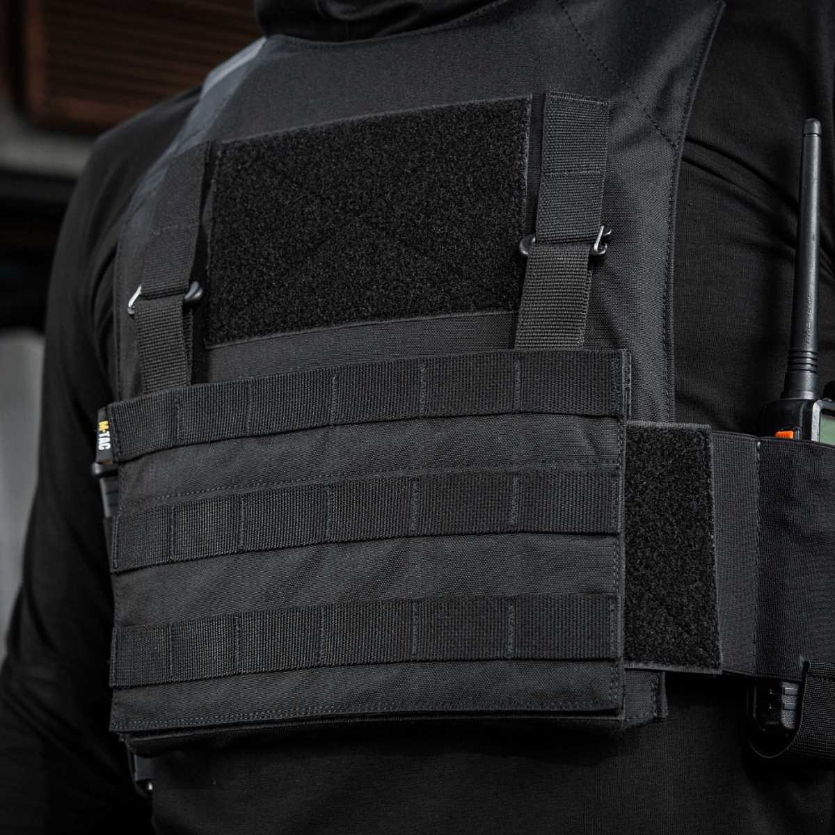 M‑Tac Front Panel Cuirass QRS kiinnitettynä sotilasasuun, kevyt ja kestävä muotoilu MOLLE-järjestelmällä ja Woojin‑osilla.