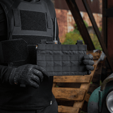 M‑Tac Front Panel Cuirass QRS, kevyt ja kompakti muotoilu MOLLE-järjestelmällä, sopii sotilaskäyttöön ja lisävarusteiden kiinnitykseen.