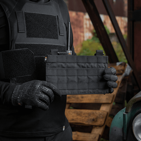 M‑Tac Front Panel Cuirass QRS, kevyt ja kompakti muotoilu MOLLE-järjestelmällä, sopii sotilaskäyttöön ja lisävarusteiden kiinnitykseen.