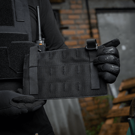 M‑Tac Front Panel Cuirass QRS kestävästä Cordura 500D -materiaalista, MOLLE-järjestelmä ja Woojin-koukut, suunniteltu sotilaskäyttöön.