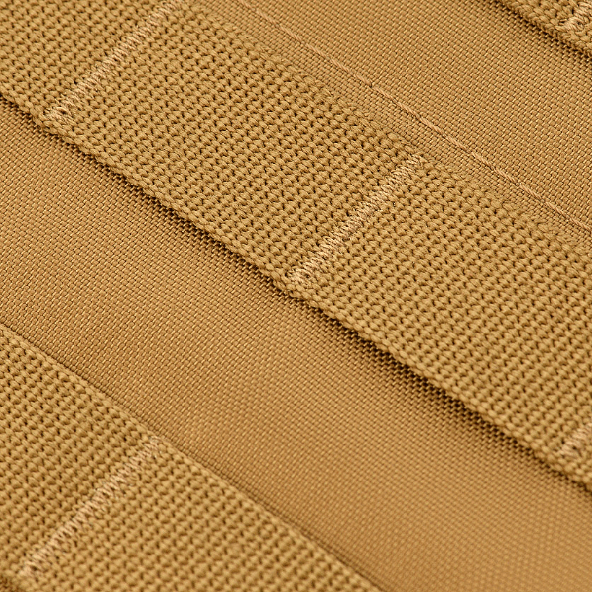 Lähikuva M‑Tac Front Panel Cuirass QRS:stä MOLLE-järjestelmässä, Cordura 500D, suunniteltu sotilaskäyttöön.