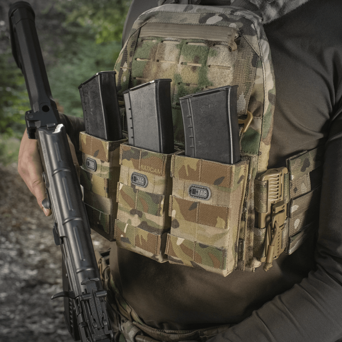 M‑Tac Front Panel Cuirass QRS lehtikoteloilla, kiinnitetty taktiseen liiviin MOLLE-järjestelmällä sotilasvarusteille.