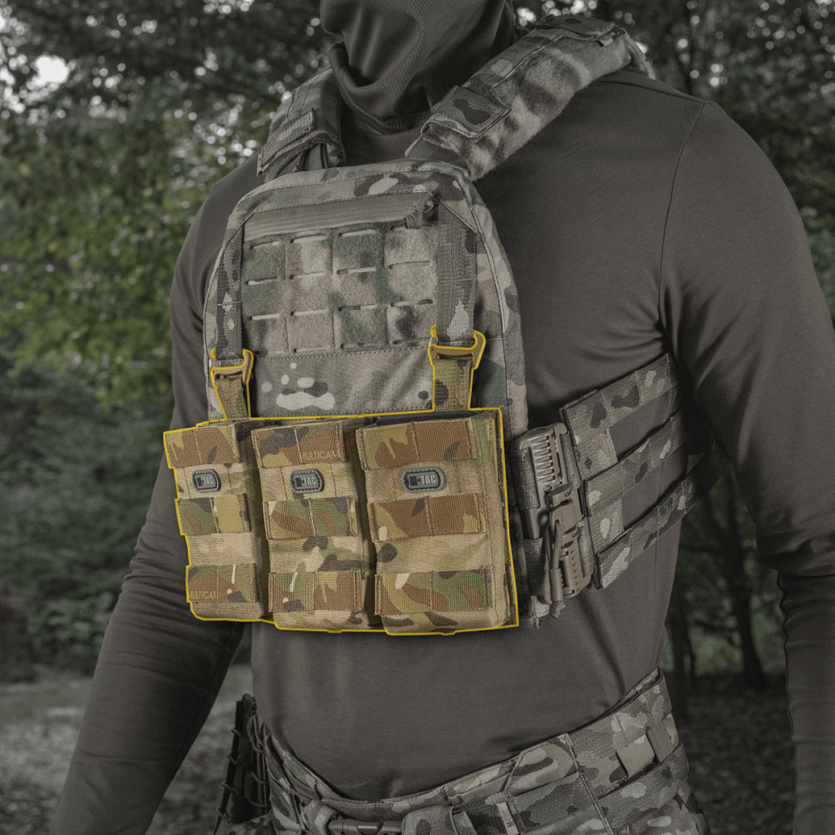 M‑Tac Front Panel Cuirass QRS kiinnitettynä sotilasliiviin, korostaa kestävää ja kevyttä Cordura 500D -materiaalia MOLLE-järjestelmällä.