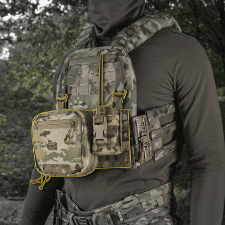 M‑Tac Front Panel Cuirass QRS kiinnitetty taktiseen liiviin MOLLE-järjestelmällä ja lehtivarastoinnilla metsäympäristössä.