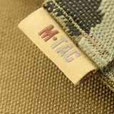 Lähikuva M‑Tac Front Panel Cuirass QRS:stä camo-kankaalla, M‑TAC-merkintä, suunniteltu sotilaalliseen käyttöön.