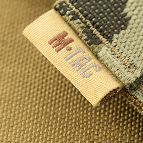 Lähikuva M‑Tac Front Panel Cuirass QRS:stä camo-kankaalla, M‑TAC-merkintä, suunniteltu sotilaalliseen käyttöön.