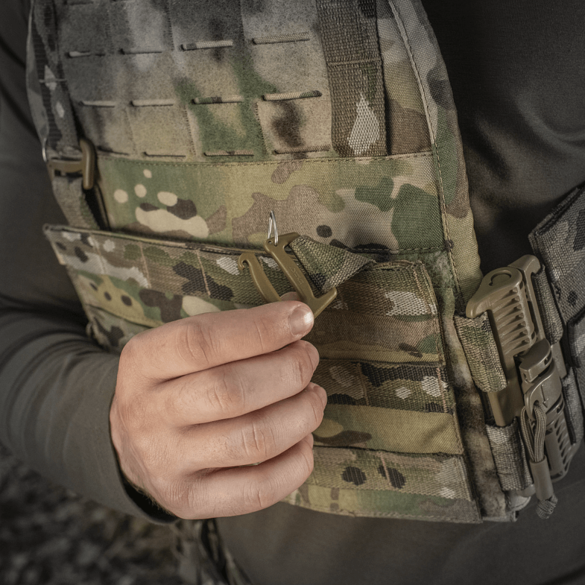 M‑Tac Front Panel Cuirass QRS MOLLE-järjestelmällä sotilasvarusteiden kiinnitykseen käytössä.