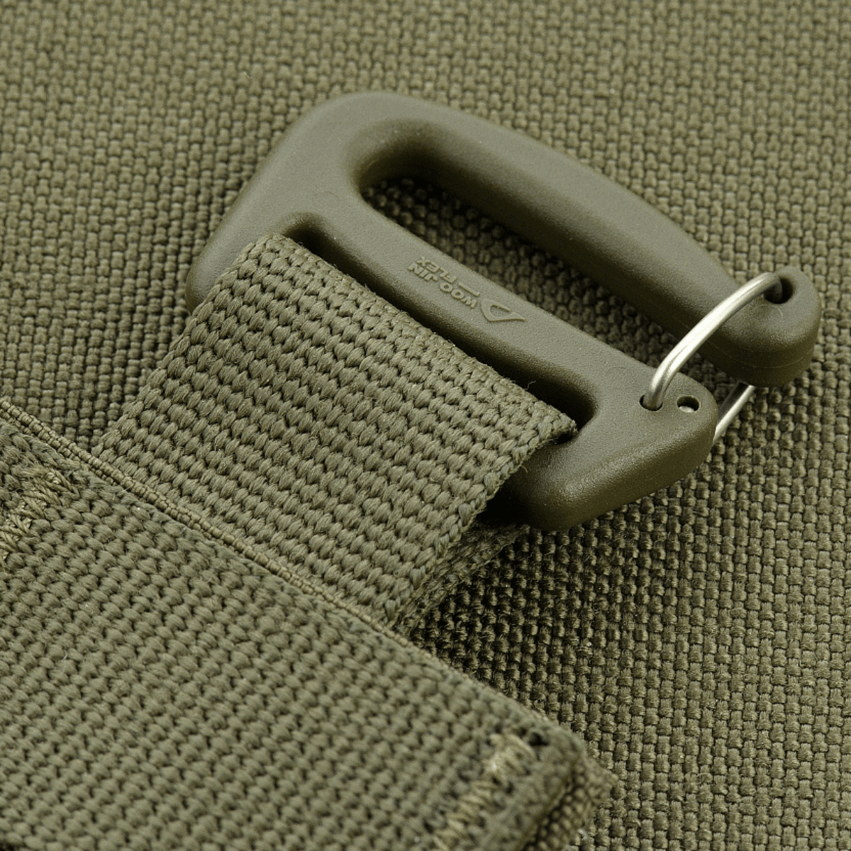 M‑Tac Front Panel Cuirass QRS Woojin‑osilla ja MOLLE-remmeillä, näyttää kestävän koukun sotilaskäyttöön.