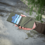 M-Tac Slim Elite Gen. II kädessä, näyttää kortit ja vetoketjutaskun kompaktissa, tyylikkäässä muotoilussa.