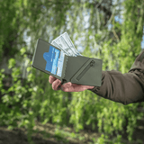 M-Tac Slim Elite Gen. II dollariseteleillä ja korteilla ulkotaskuissa.