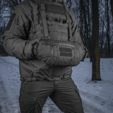 M-Tac taktinen käsilämmitin Elite käytössä kylmässä säässä, kestävä Cordura ja fleecevuori lämpöä ja mukavuutta varten.