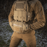 M-Tac taktinen käsilämmitin Elite käytössä, valmistettu kestävästä Cordura 500D:stä fleecevuorella ja G-Loft-eristyksellä.