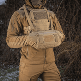 M-Tac taktinen käsilämmitin Elite käytössä, pitää kädet lämpiminä kylmässä säässä kestävä Cordura ja Polartec-fleecevuori.