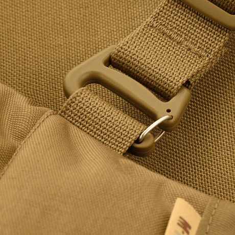 Lähikuva M-Tac taktinen käsilämmitin Elite, näyttää kestävän Cordura 500D -materiaalin ja soljen yksityiskohdan.